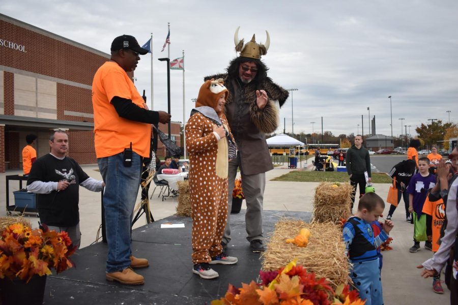 Principal John Duellman awards winner Alaina dressed as a giraffe of a costume competition.