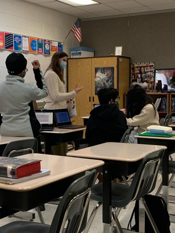 Addressing history teacher Alison O’Leary’s class, senior Danielle Knick teaches her lesson to the eighth grade class at Stone Hill Middle School. “Teacher Cadet is a really fun experience. I have enjoyed it, and I hope it will help me in the future,” senior Danielle Knick said.