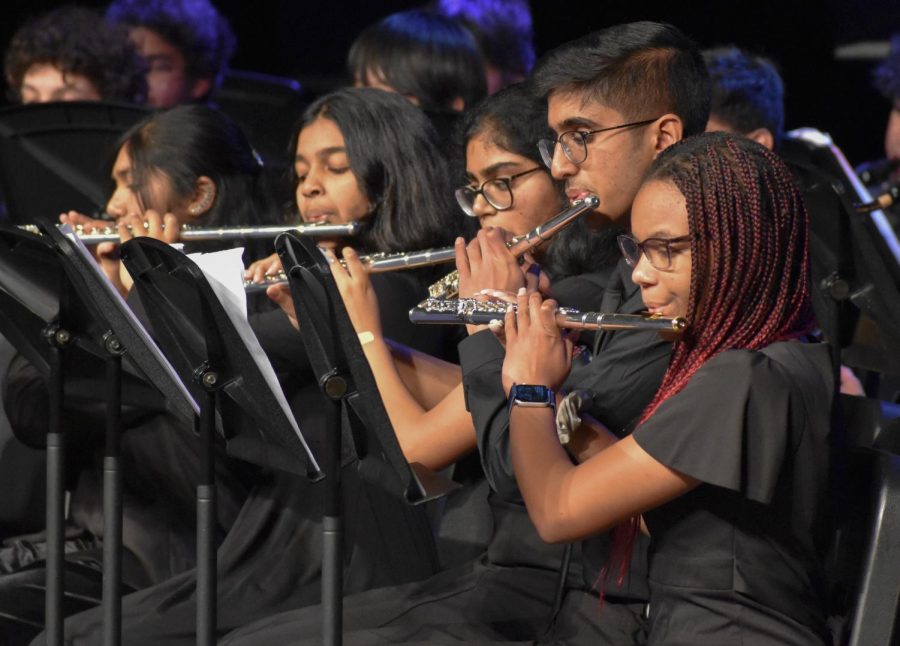Freshman Nila Divakar, freshman Hasini Kasuganti, senior Sneha Nekkanty, sophomore Rishab Goel, and sophomore Jaden Thomas play their flutes during the first band concert of the year. The winter concert was Thomas’s first time as a first chair. “I worked really hard, and I was rewarded,” Thomas said.