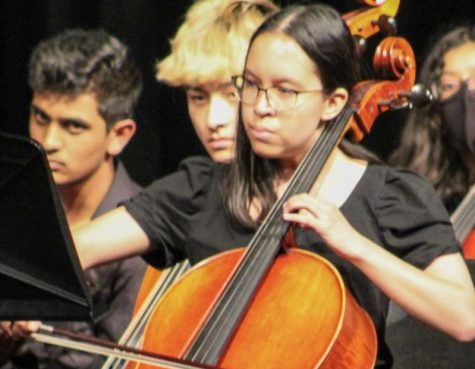 Principal cello senior Sydney Pascual plays her solo piece: “Cello Suite No. 3 Sarabande” by Johann Sebastian Bach. “She has a lovely sound, a nice tone,” orchestra director Teresa Gordon said. “She always has, I remember when she was a freshman, taking notice of how beautiful her [playing was].” 