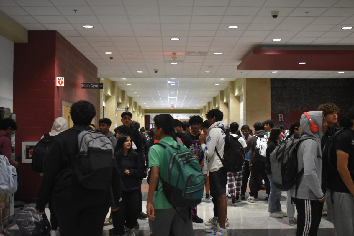 After the bell rings at the end of first block, students rush from their classes, trying to find a booth at the library or grab snacks in the cafeteria. The front hallway is always filled with students waiting for their peers during brain break.