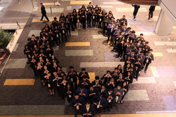 The Phoenix SLC participants stand in the formation of the DECA sign, holding up the classic DECA hand shape. DECA describes its logo as “rare, prized, and valuable just like DECA student members and graduates.” Photo courtesy of Ben Stodola.