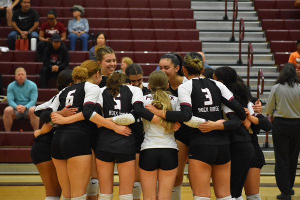 The team huddles together before the second set starts, displaying their strong bond. “We hang out a lot during school,” senior Lola Aguilar said. “I'd recommend trying to get to know everyone.” 