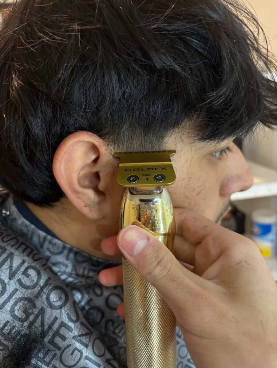 Barber Santiago Pinto Vazquez lines up a fade for his client. Photo courtesy of Santiago Pinto Vazquez.
